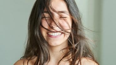 mulher sorrindo, confiante e confortável