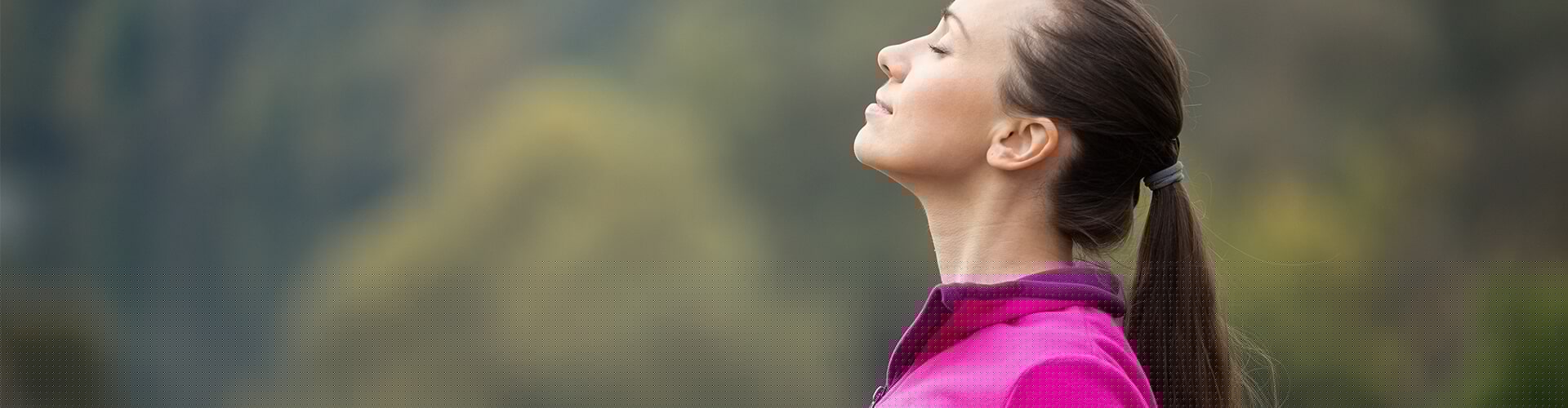 mulher de perfil, respira calmamente