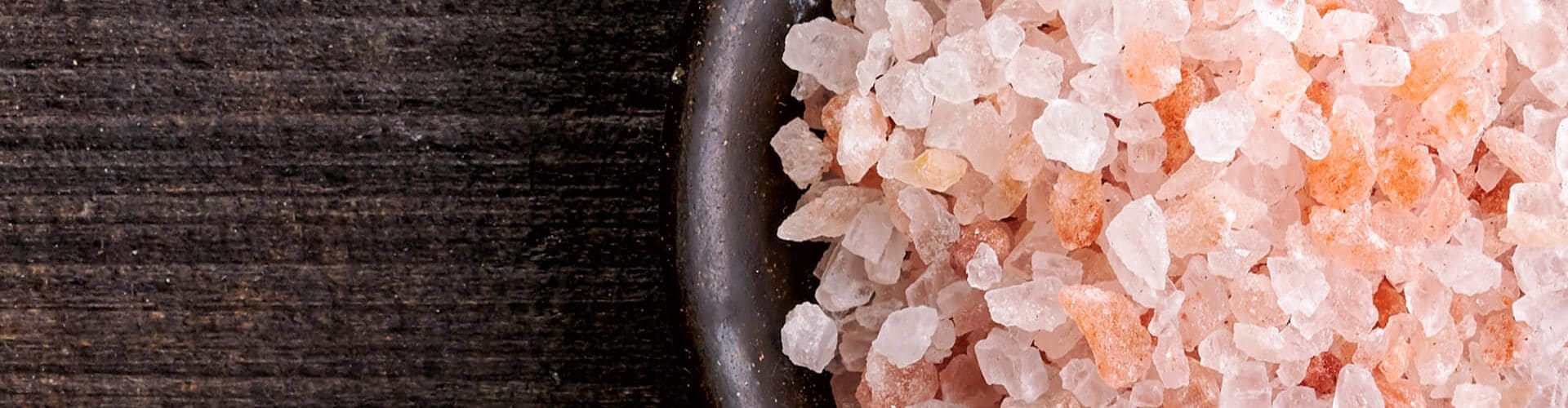 Porção de cristais de sal do Himalaia em um prato