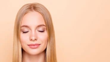 rosto de mulher que usa produtos com ácido hialurônico