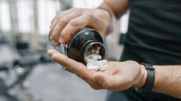 polivitamínico na mão de um homem