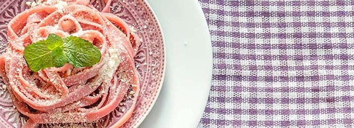 prato com macarrão de beterraba