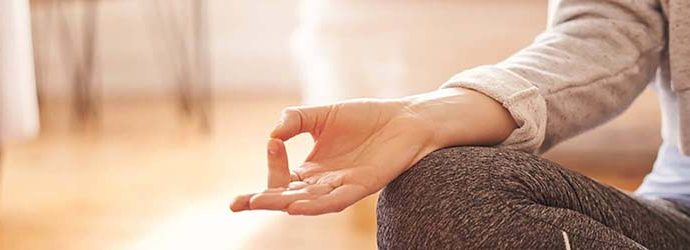 cçose up na mão de uma mulher que medita