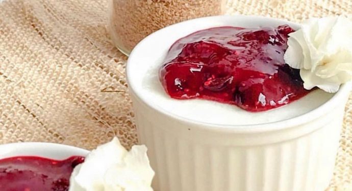 duas cumbucas brancas com panna cotta com calda de frutas vermelhas, uma deliciosa receita de natal
