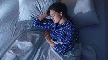 Mulher tendo uma boa noite de sono com melatonina