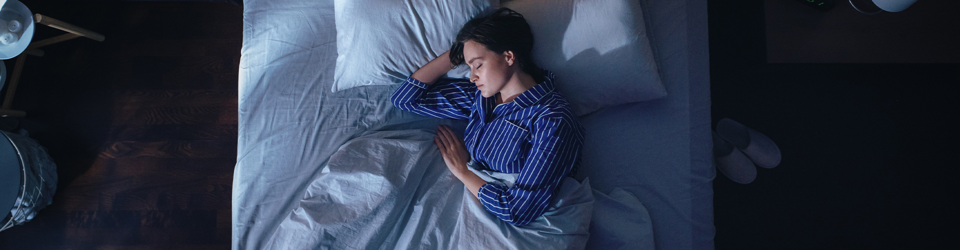 Mulher tendo uma boa noite de sono com melatonina