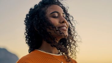 mulher de olhos fechados, com a expressão de calma e tranquilidade.